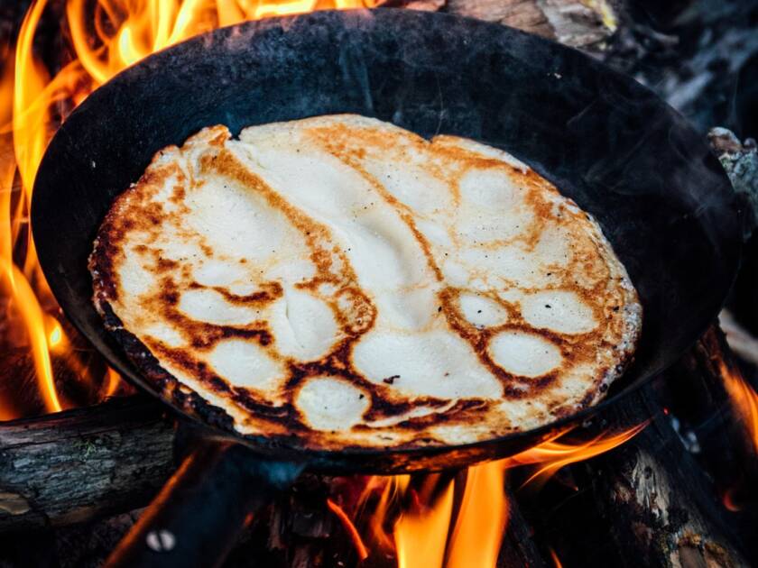 Räiskälepannu nuotiolla.