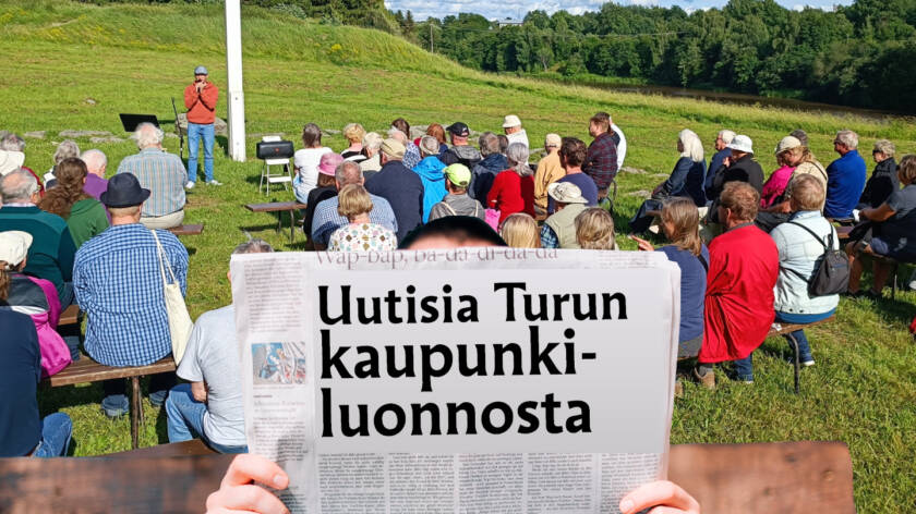 Ihmisiä tilaisuudessa Koroisten ristillä.