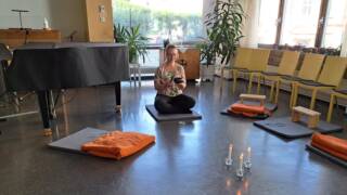 meditaatio-ohjaaja Aurelian musiikkisalissa