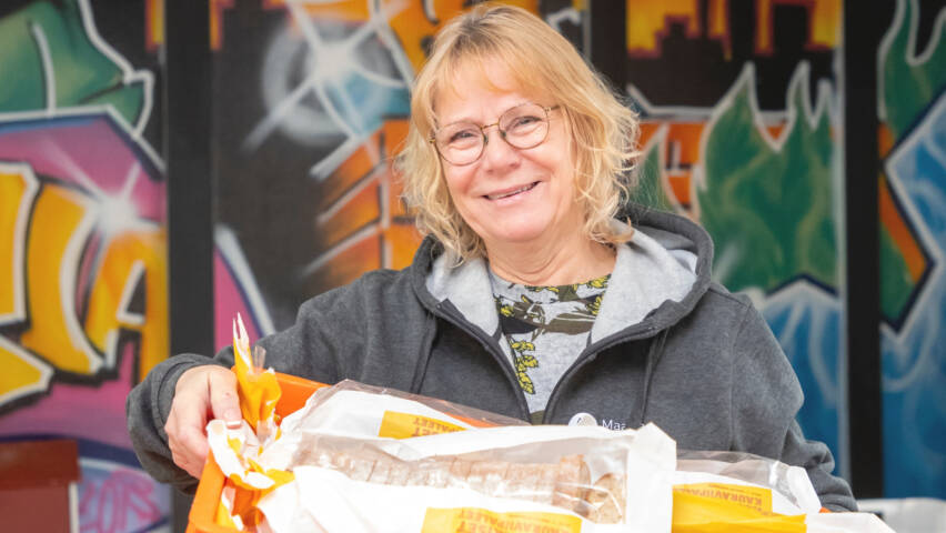 Anja Hautamäki ruoka-avun vapaaehtoinen. Kuva Timo Jakonen.