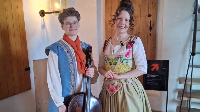 Två personer klädda i barockkläder.