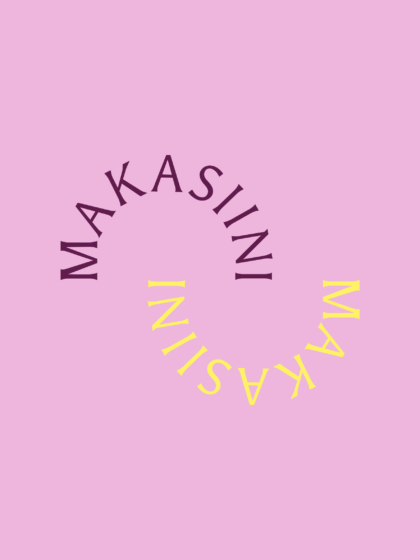 Kaksi kaarta, toinen violetti ja toinen keltainen. Kaarissa lukee: Makasiini ja ne ovat avoimia. Tausta violetti.