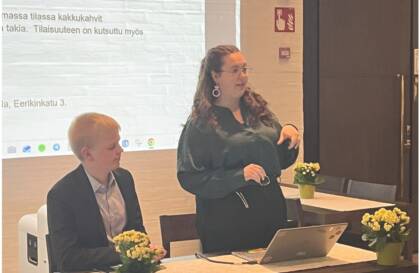 Kokouksen puheenjohtaja ja varapuheenjohtaja pöydän takana.
