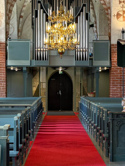 Maarian kirkon sisäkuva alttarilta ovelle päin.
