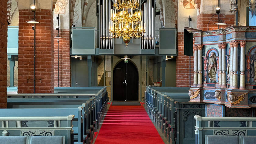 Maarian kirkon sisäkuva alttarilta ovelle päin.