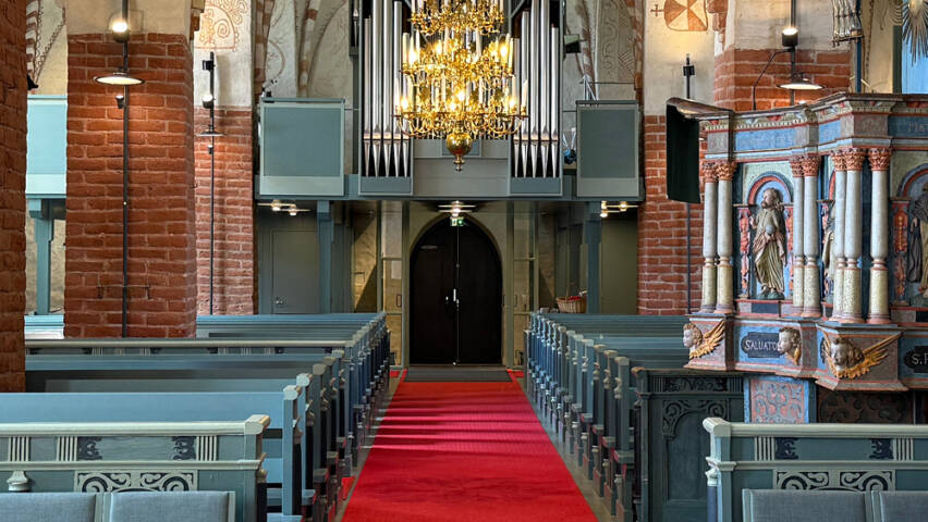 Maarian kirkon sisäkuva alttarilta ovelle päin.