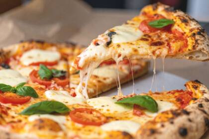 juustoinen pizzan pala