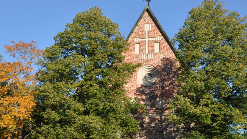 Maarian kirkon julkisivu aurinkoisena syyspäivänä.