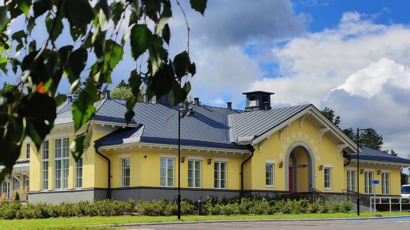 Kartanomainen rakennus kesäpäivänä.
