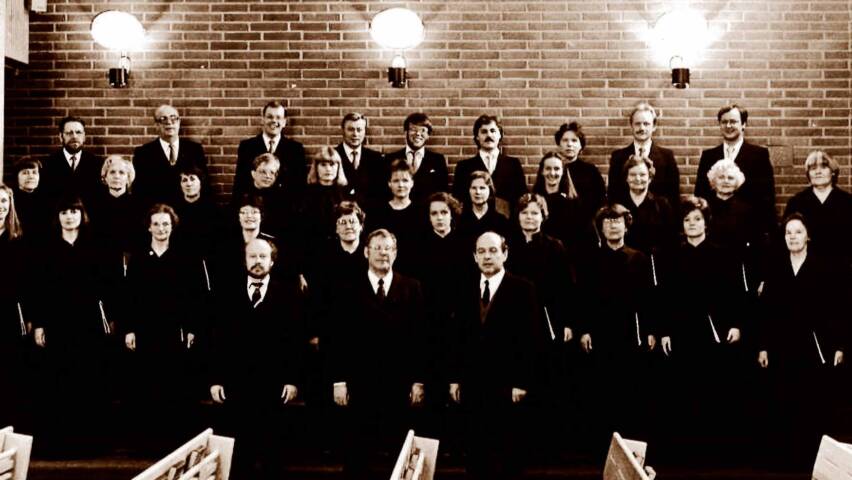 mustavalkoinen vanha valokuva Henrik's singers kuorosta kirkossa.