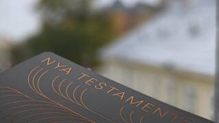 Nya testamentet 2026 och i bakgrunden Åbo domkyrka.
