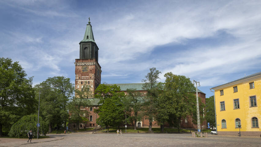 Tuomiokirkko sivulta taustanaan sininen taivas