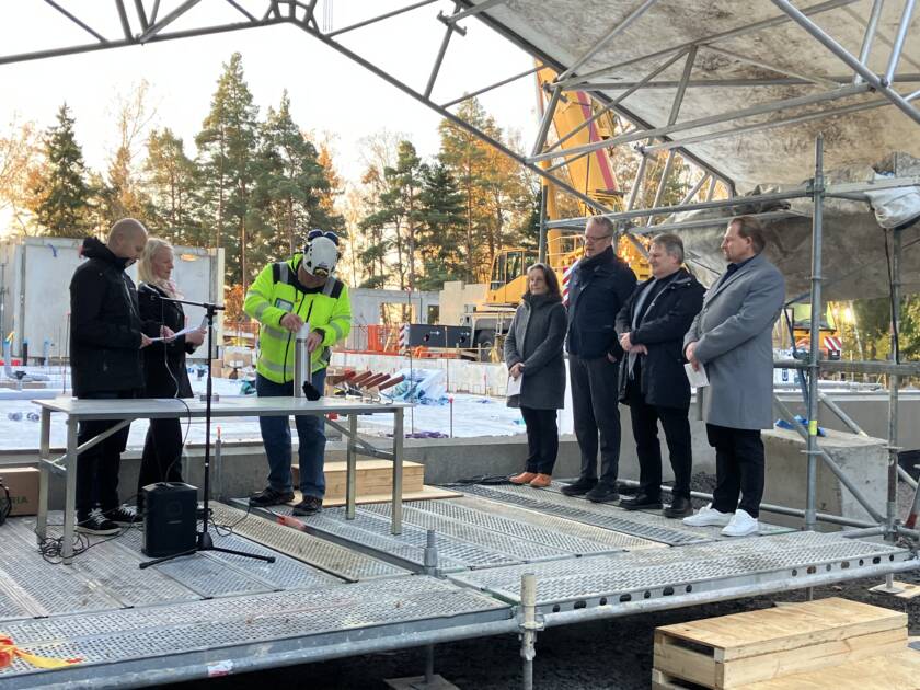Aikakapselia täytetään.