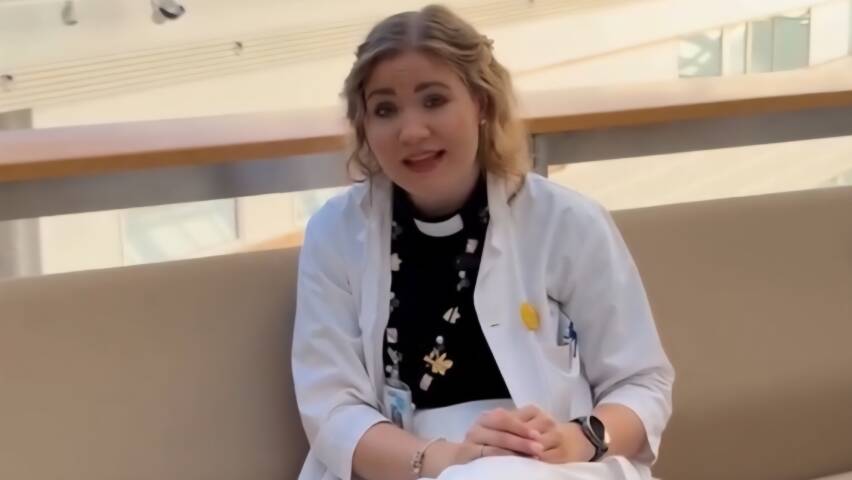 Pappi Pilvi Sarjala Tyksin aulassa.